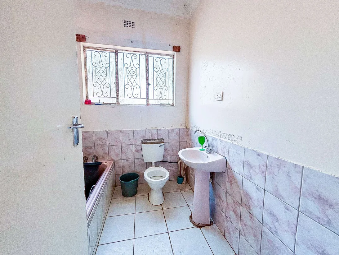 For Sale 3-bed Double Story In Chicago, Kwekwe