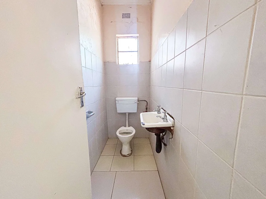 For Sale 3-bed Double Story In Chicago, Kwekwe