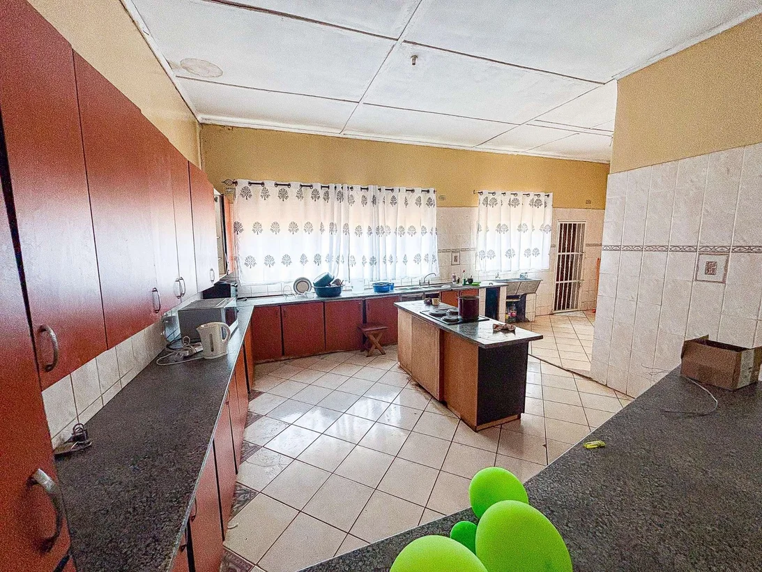 For Sale 3-bed Double Story In Chicago, Kwekwe