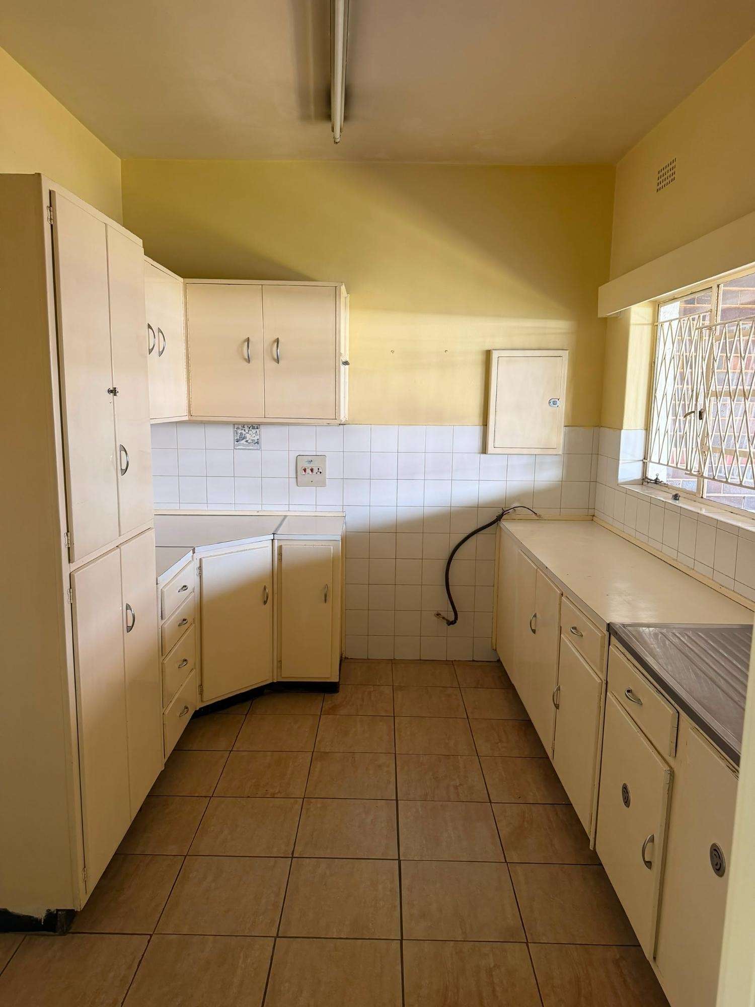 Conveniently Placed 3 Bed 2 Bath Townhouse