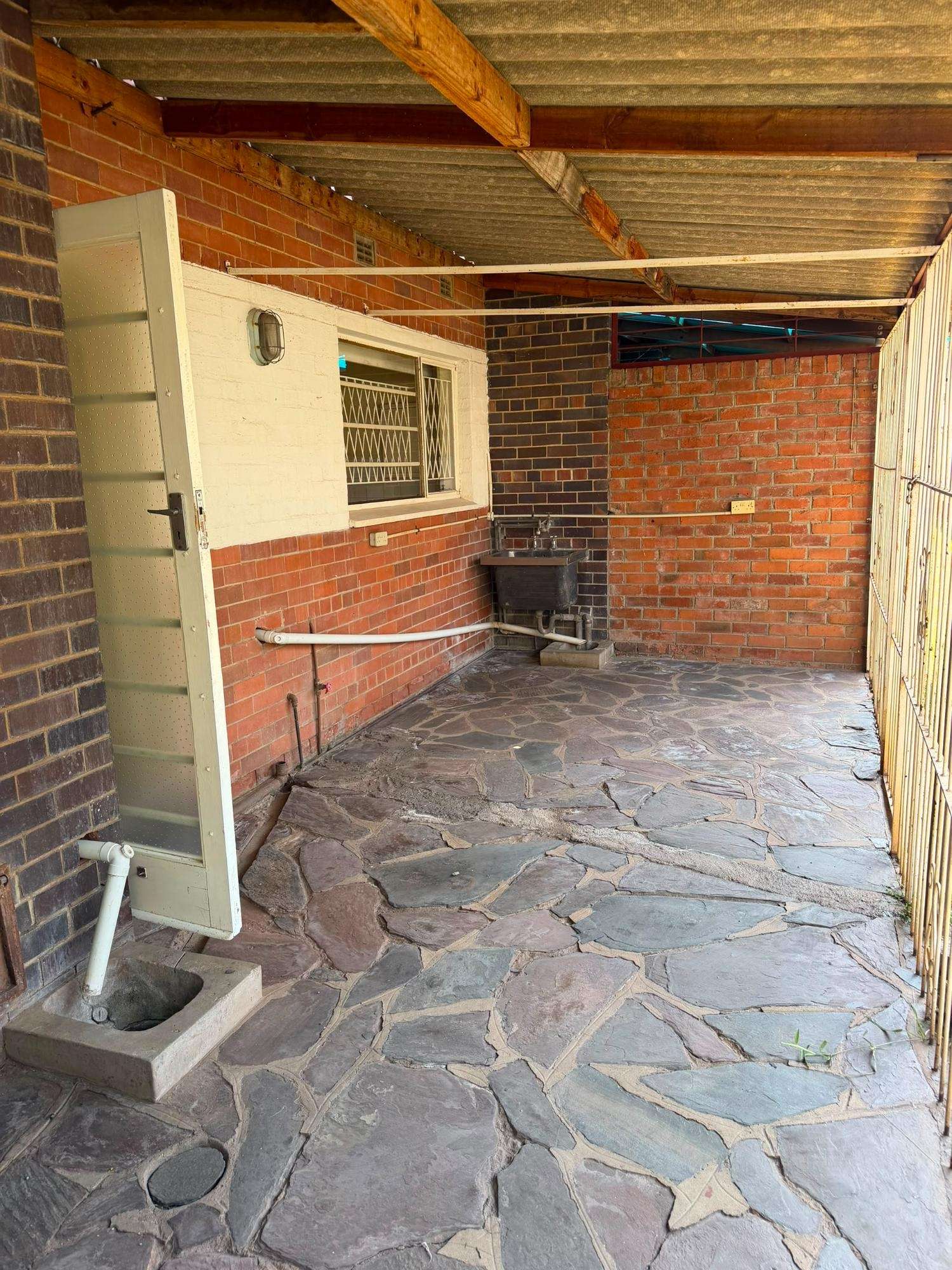 Conveniently Placed 3 Bed 2 Bath Townhouse